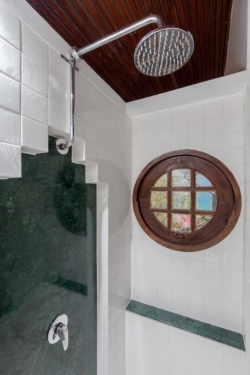 Baan Khunying – Secluded Phuket Beachfront Villa Rawai Kamer foto